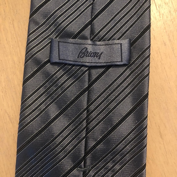 Brioni 100% Silk Black / Gray / Silver Stripe Tie - Picture 2 of 4